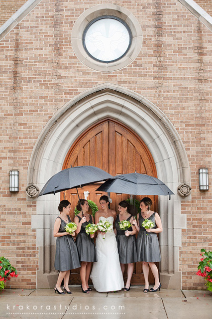 Creative_Photo_Ideas_For_A_Rainy_Wedding_Day_2.jpg
