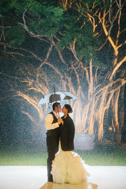 Creative_Photo_Ideas_For_A_Rainy_Wedding_Day_6.jpg