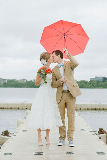 Creative_Photo_Ideas_For_A_Rainy_Wedding_Day_1.jpg