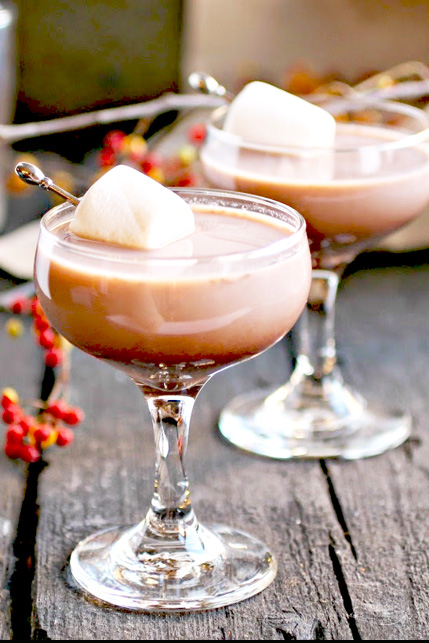 winter-wedding-signature-drinks-cocoa-martini-marshmallow