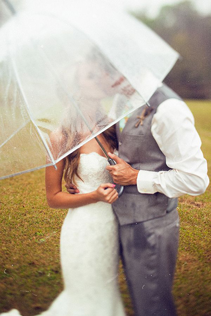 Creative_Photo_Ideas_For_A_Rainy_Wedding_Day_5.jpg